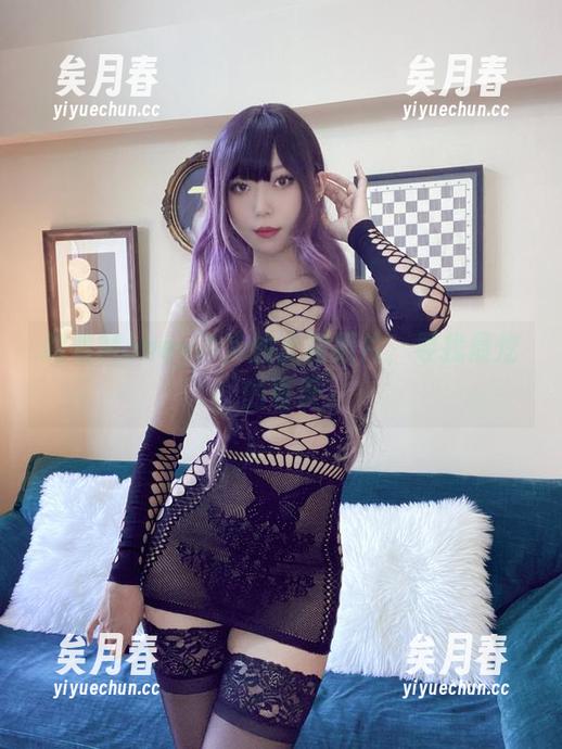 Money冷冷 跟着Money冷冷的皮裙照片,寻找最炫的夏天