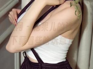 UGirls尤果网 – 松果儿的泳池写真，水面下藏着些啥玩意儿？