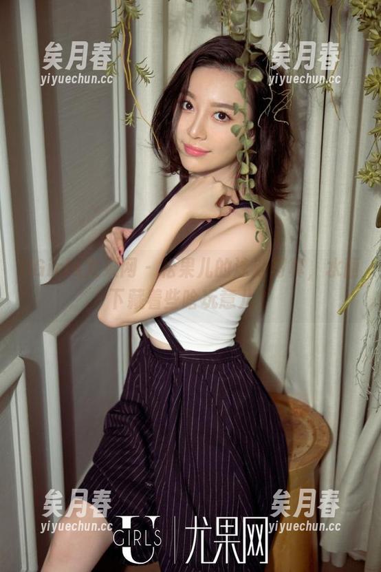 UGirls尤果网-松果儿 UGirls尤果网 - 松果儿的泳池写真,水面下藏着些啥玩意儿?