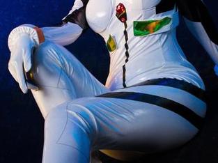 对于Umeko J这种高清cos的女孩,真心觉得摄影师太会挑灯光了