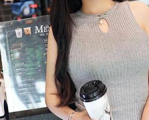 YouMi尤蜜荟 – OL白领第二弹，抖娘利世的写真，穿搭随便却透着一丝不羁。