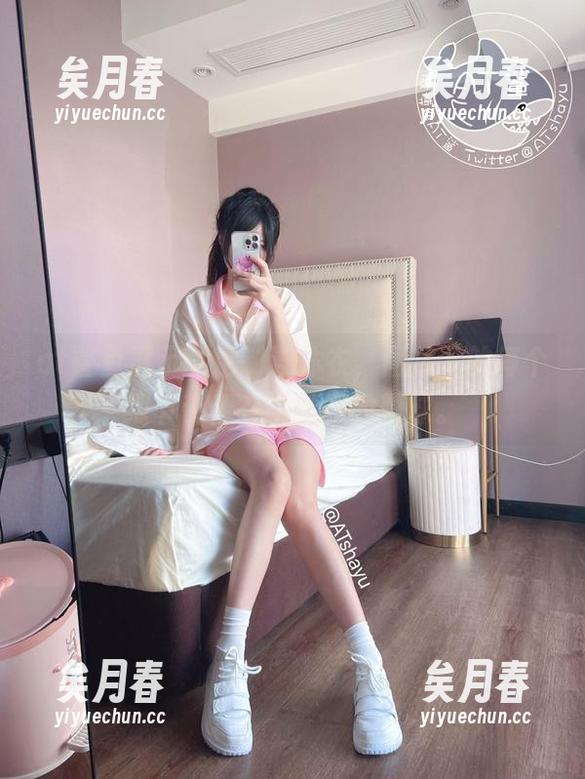 at鲨鱼 at鲨鱼展示的定制连体衣,图片下的每个细节都像在挑衅我的眼球。
