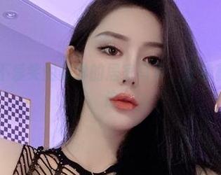 微密圈 – 不爱笑的赛琳的居家写真：轻松就在你我身边