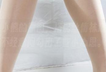 丽柜 – 小熊的原图，搭配丝情袜意，像是不经意间勾出了些小心思。