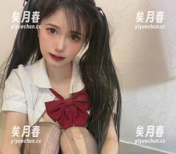 倦倦喵 在定制汉服中被倦倦喵的写真圈粉了,真不知她怎么做到的。