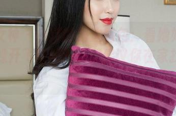 克拉女神 – 小芹的海边图包：看她如何巧妙地躲开飞来的沙子，建议你在家找风扇试试。