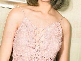 克拉女神 – 乖乖女还是女强人？雅楠的职业装私拍图包给出了一点微妙的暗示。