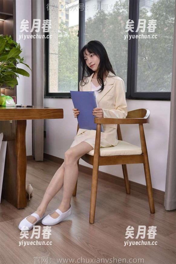 初夏女神-环环 初夏女神 - “私拍走心,环环这杜鹃女孩真就像春天一样有杀伤力!”。