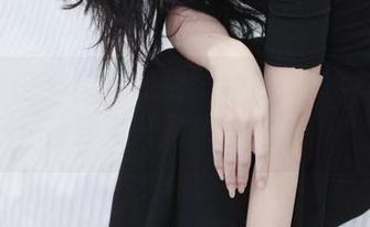 小众视觉 – 灵灵的棉袜大片：以为是模特，其实只是袜子真香！