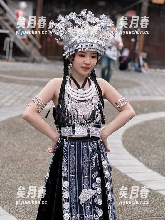 御子Yumiko 遇见御子Yumiko的私房,白色既沉静又隐秘,飘荡着股未知的气息。