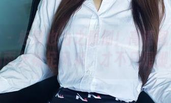 推女郎 – 板凳也为之倾倒！高清图册里的冯雨芝裸足风采，才不只是脚！