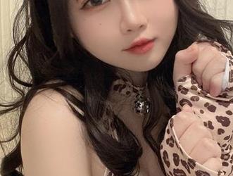 是依酱呀带来的黑丝制服，私房美图，快点来尝鲜呀
