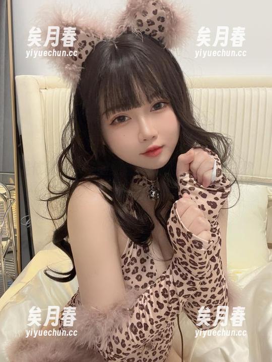 是依酱呀 是依酱呀带来的黑丝制服,私房美图,快点来尝鲜呀