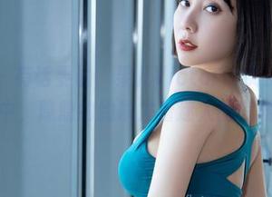微密圈 – 有话要说，果儿Victoria女王作品下载中，隐隐约约散发着迷人的气质。