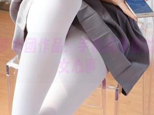 打卡森萝财团作品：手机屏幕前的白丝少女心事