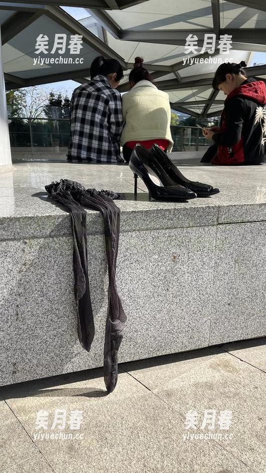 水蜜桃米米 微密圈 - 水蜜桃米米的教室合集:图包中竟藏着的小惊喜,让人忍不住想再看!
