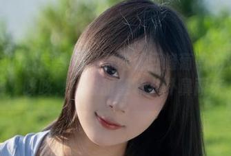 浅安安的私房写真：看她和巨峰葡萄的深情对视，咳咳，一股甜蜜味儿扑鼻而来。