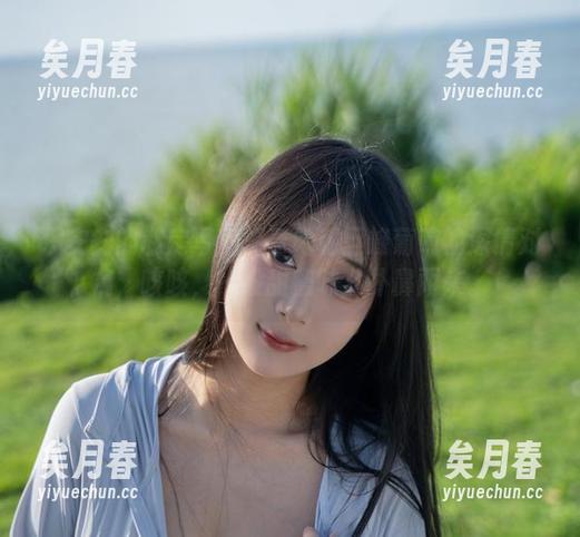 浅安安的私房写真：看她和巨峰葡萄的深情对视，咳咳，一股甜蜜味儿扑鼻而来。
