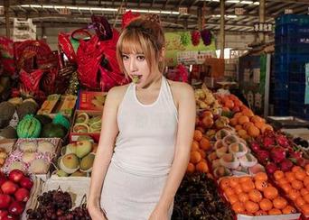 爱丝 – 秋日女神索菲的定制写真：自然风？不，可能是“准备过冬”的派对！