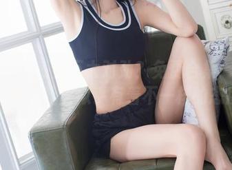 爱蜜社 – 感觉不太对劲？免费合集：萌白酱在高跟鞋里似乎有着不一样的态度。