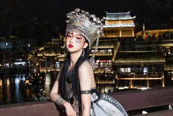 无奈地发现，瓦斯塔亚小龙虾的《腥红之月-伊芙琳》竟然需要定制解读…