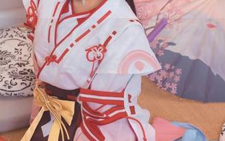 神楽坂真冬体操服合集：你以为抗冻只是嘴上说说？（这身姿态，真让人想把炉子开高点！）
