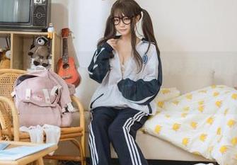 神沢永莉的黄色吊带睡衣，兔兔们看了怕是要流口水——图片分享来啦！