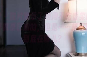 秀人网 – 照片展示了周周不吃香菜的身影，牛仔裤是已知的，但是……搭配的想法到底在哪儿？