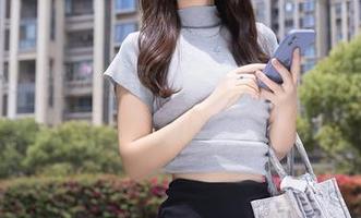 秀人网 – 猫步轻盈，唐安诺与豹纹的原图对话