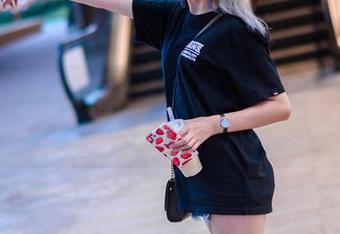 在线等待秋楚楚不秃头的女王原图，果然这是妥妥的画风突变。