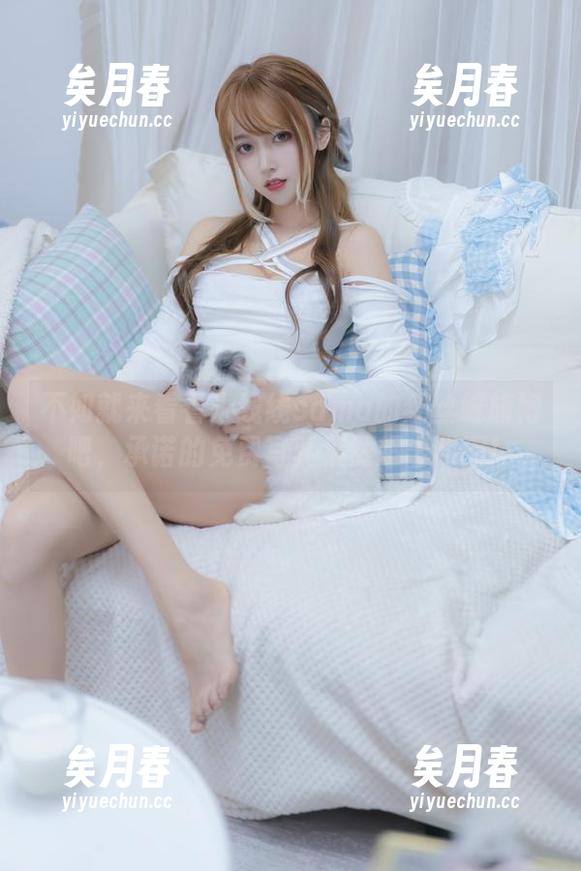 不如就来看看米线线sama的红丝绒旗袍吧，承诺的免费写真果然超出预期！