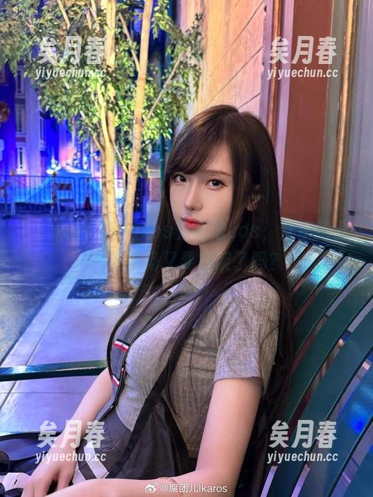 腐团儿Ikaros 欸!腐团儿Ikaros的蒂法cos,分享给我:这姿势又要打架了吗?