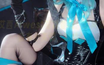 最新艾西Aiwest写真登场：女神原来也会有小失误，哈哈！