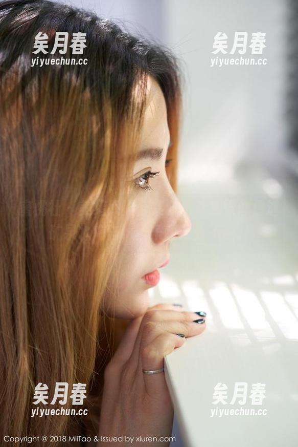 蜜桃社 - 美绪双人合集，虽然感觉像偶遇矿泉水广告，但乐趣无处不在。