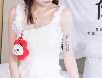 袜啵啵 – 小淳最新照片曝光，这两双高跟鞋是怎样让人无奈的！