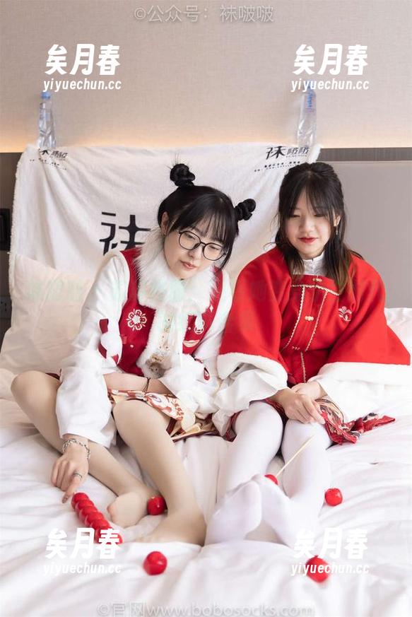 袜啵啵 - 苏苏校服：观看她变身学生时代的纯真合集