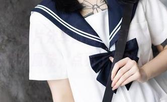 语画界 – 图片分享时间，李丽莎的吊带是一种特别的魔法，点亮了我的无聊日子。