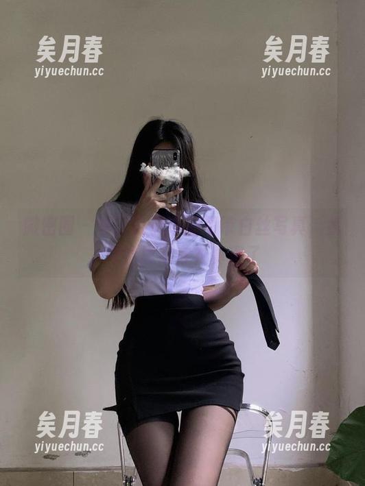 微密圈 - 看完陈佩奇的吊带白丝写真，我开始思考穿衣真理了