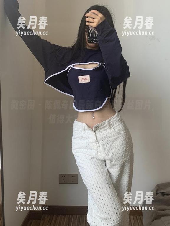 陈佩奇 微密圈 - 陈佩奇的最新白色吊带丝图片,值得大家借鉴一下!