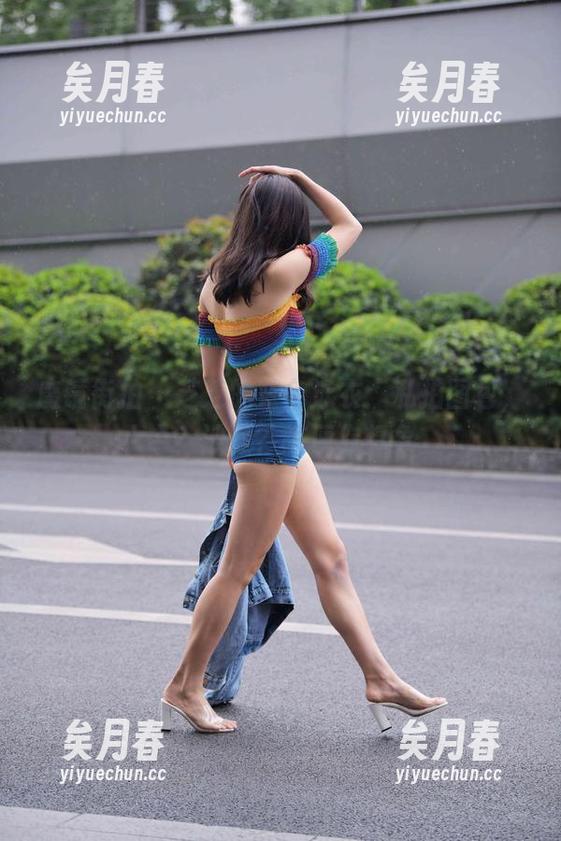 魔镜街拍-芝芝 魔镜街拍 - 芝芝的蓝色泳衣:私拍图包,水中?沙滩?随便你想象。
