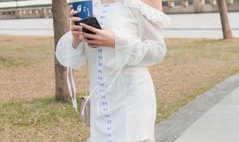 魔镜街拍新鲜更新，短裙肉丝穿越都市的日子