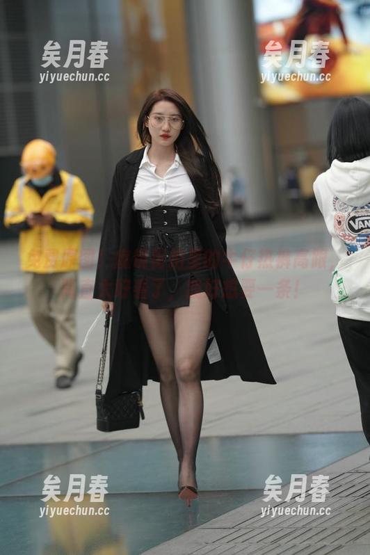 魔镜街拍 免费原图!魔镜街拍里的牛仔热裤高跟,简直太好看了,我好想要一条!